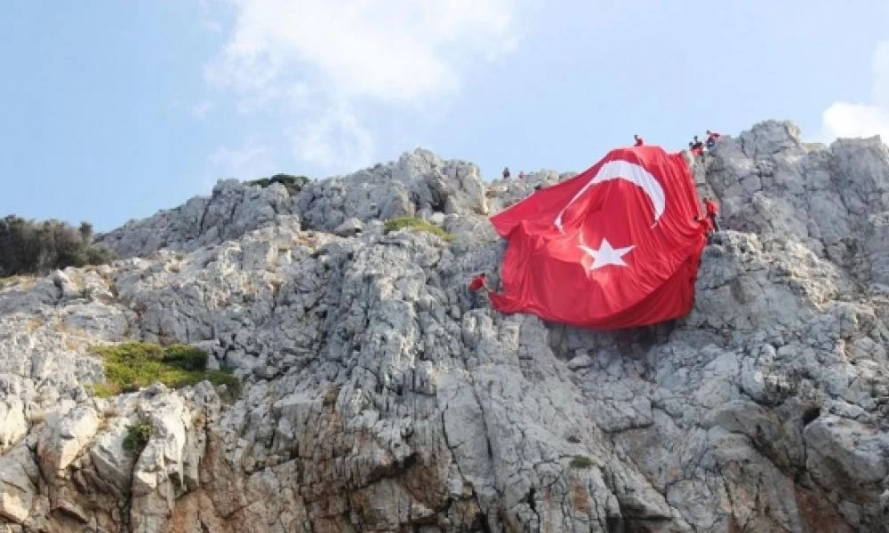 "Εφιάλτης" για τους Τούρκους η γαλανόλευκη: Ύψωσαν τουρκική σημαία απέναντι από τα Δωδεκάνησα